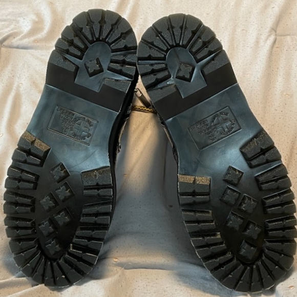 Dr. Martens GHILANA MAX DISTRESSED PATENT LEATHER PLATFORM BOOTS women size 7 - Picture 2 of 9